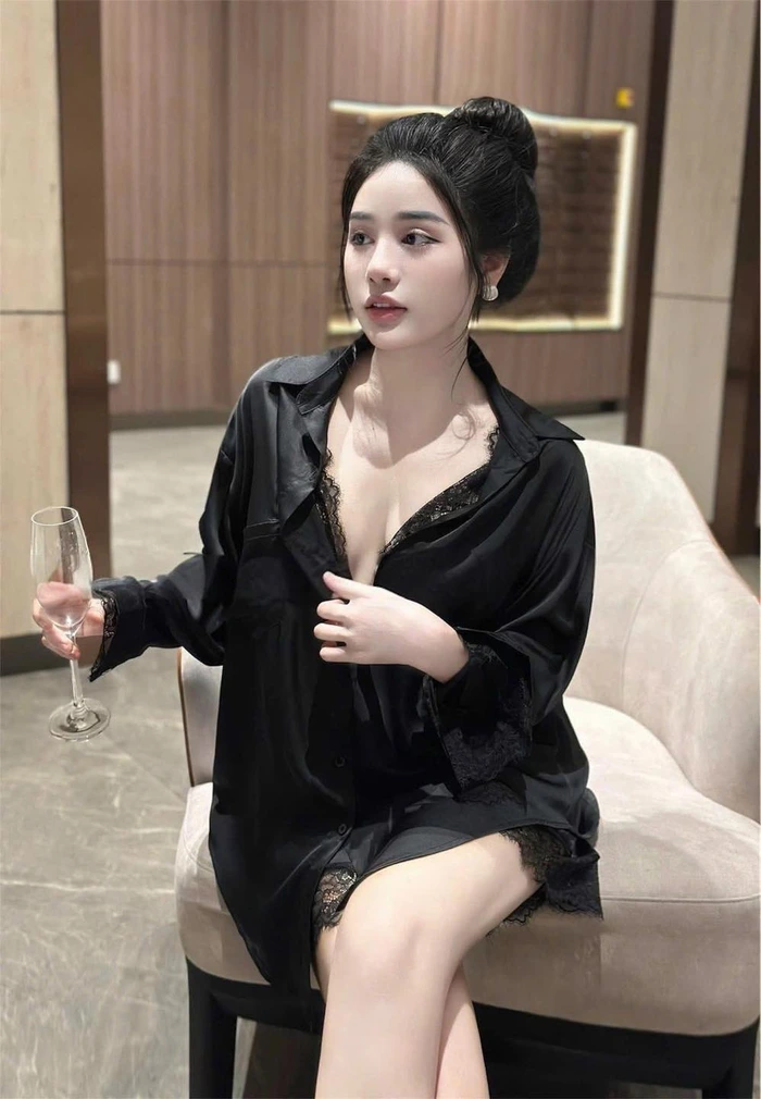 ảnh gái mặc áo ngủ