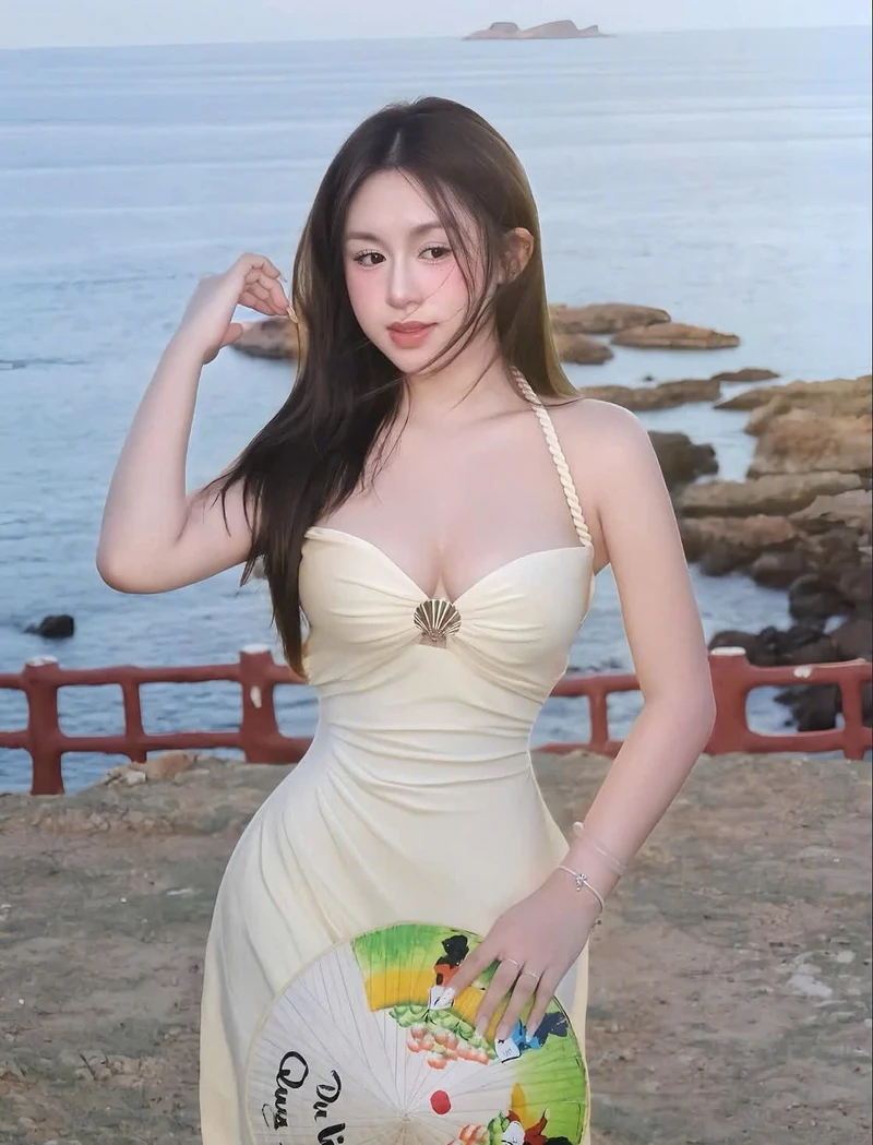 ảnh gái ngực khủng cầm hoa