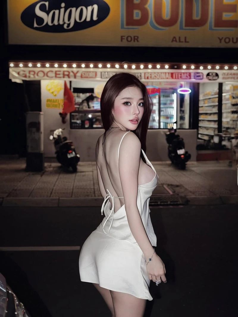 ảnh gái ngực khủng khoe cả mông