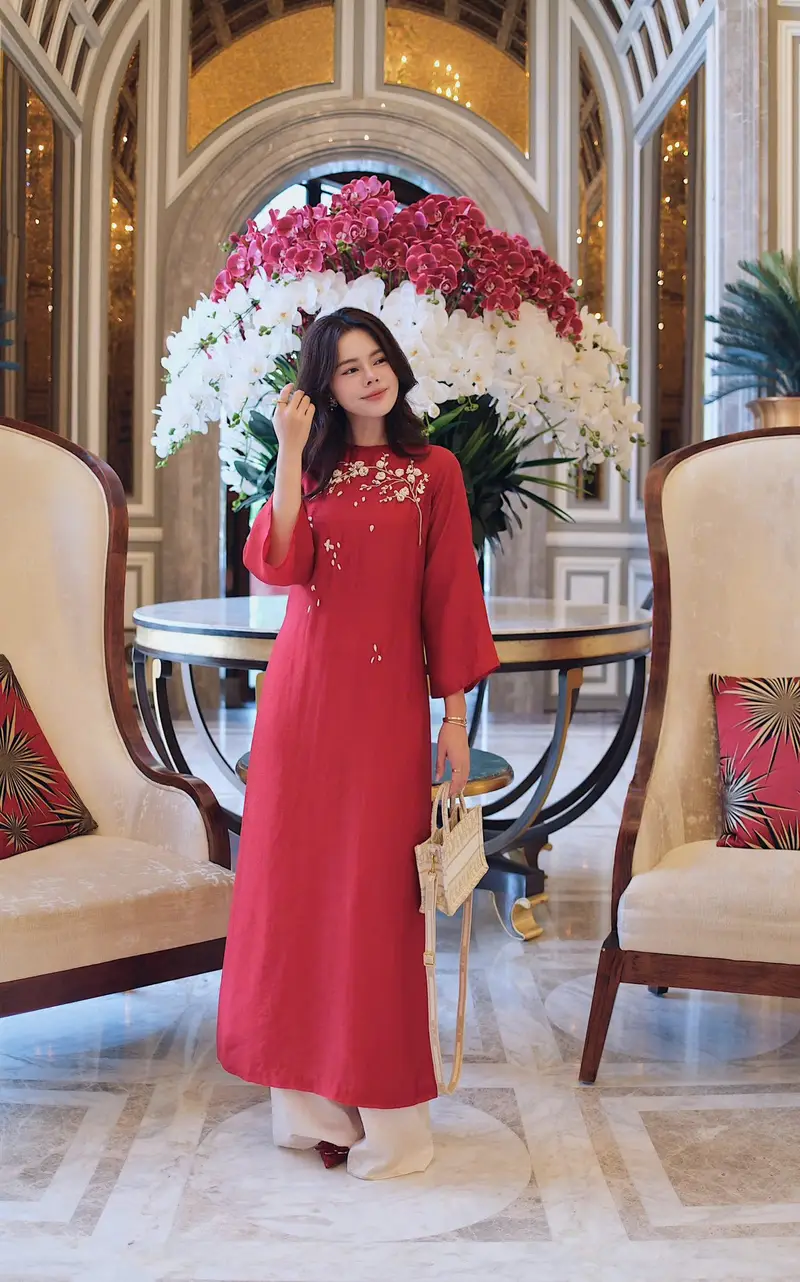 ảnh gái xinh mặc áo dài màu đỏ