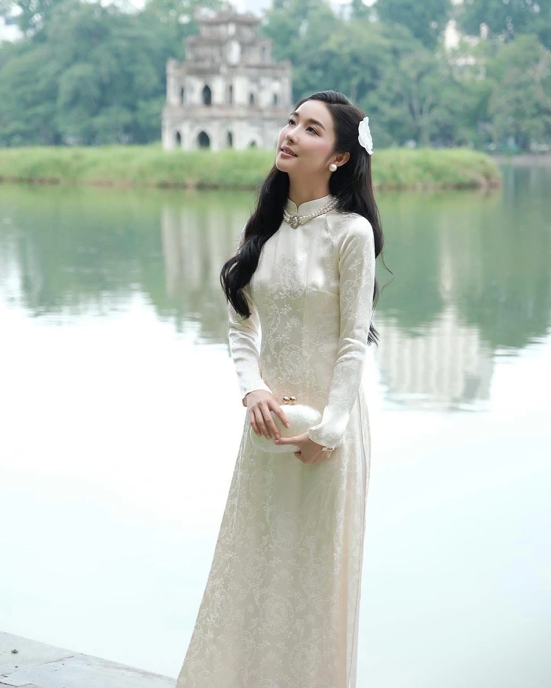 ảnh gái xinh mặc áo dài trắng dịu dàng