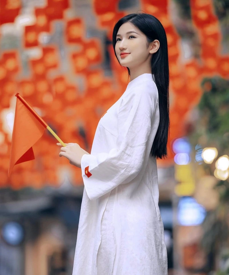 ảnh gái xinh mặc áo dài trắng nhẹ bước