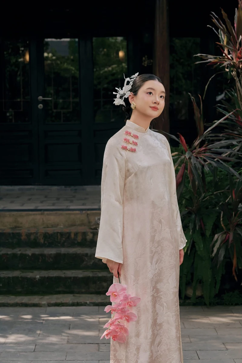 ảnh gái xinh mặc áo dài trắng thuần khiết