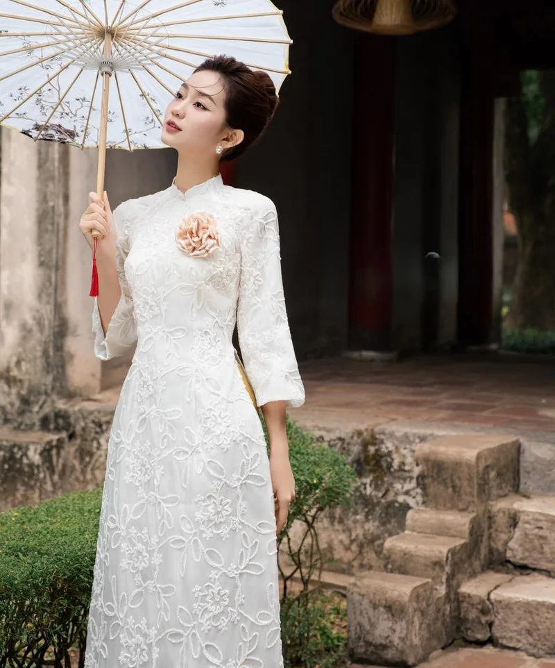 ảnh gái xinh mặc áo dài trắng trên phố