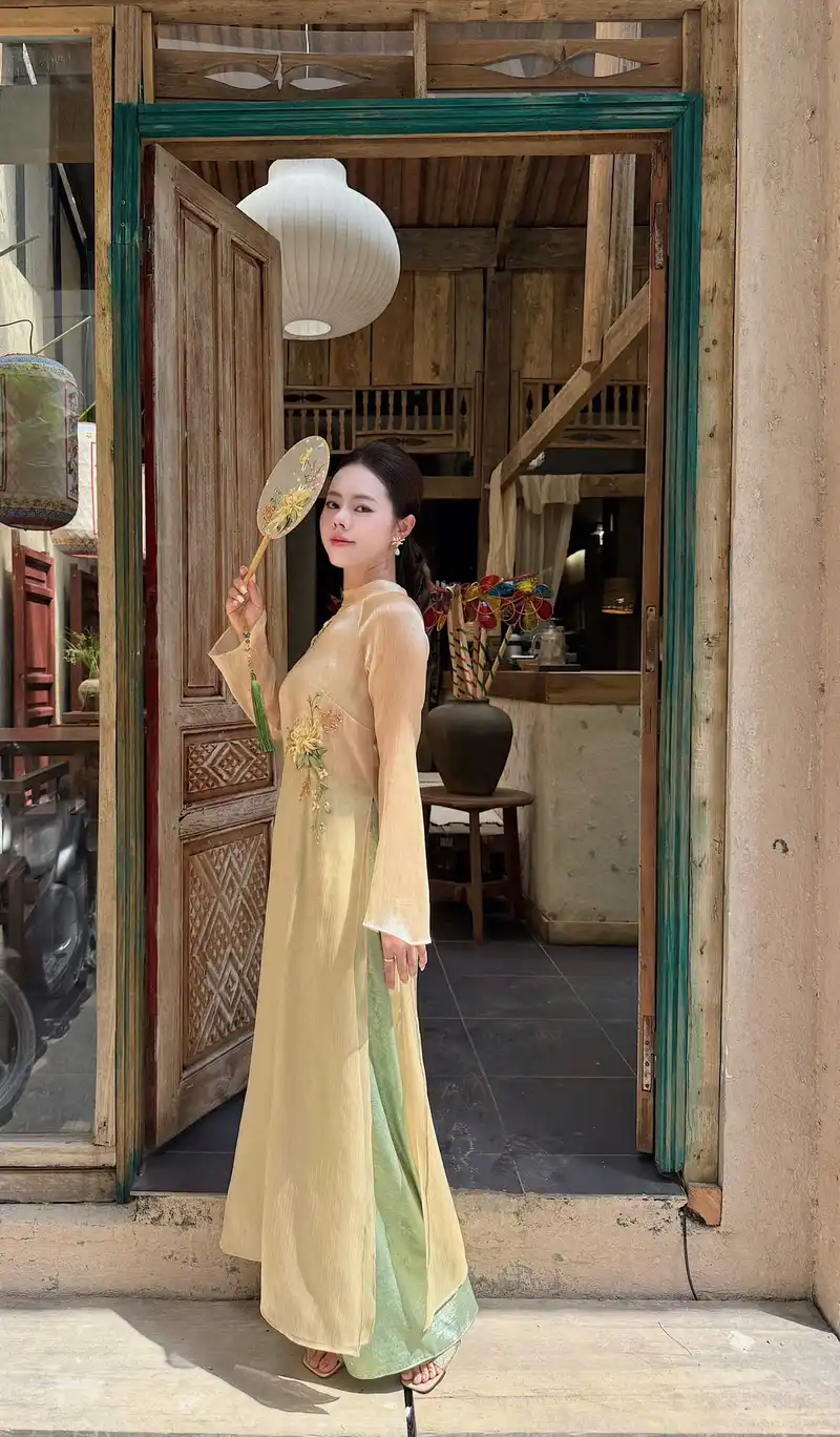 ảnh gái xinh mặc áo dài vàng