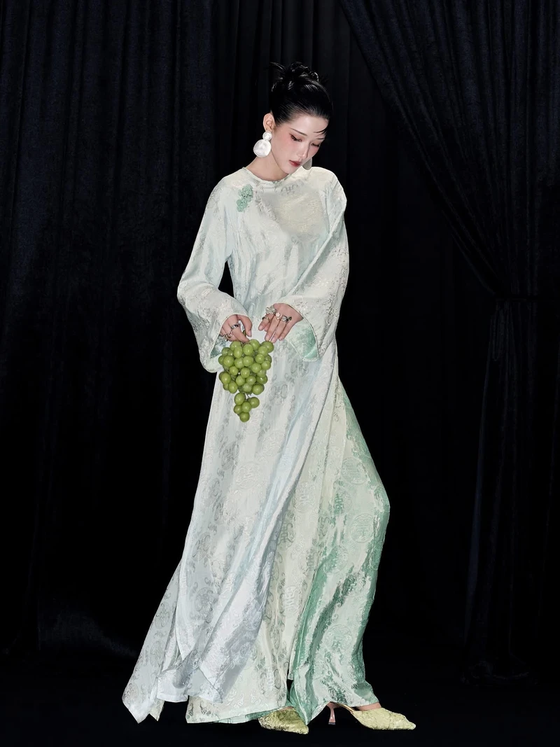 chị gái mặc áo dài trắng