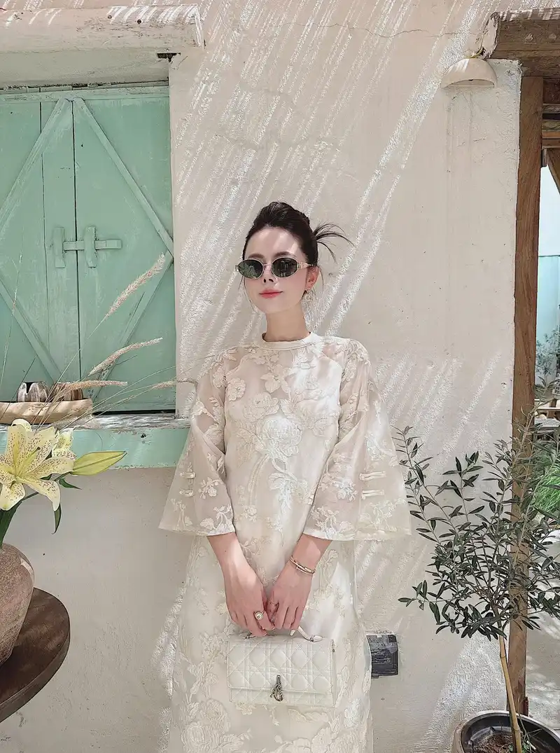 cô gái mặc áo dài trắng đeo kính