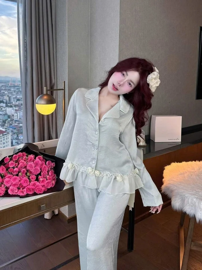 gái xinh mặc áo ngủ