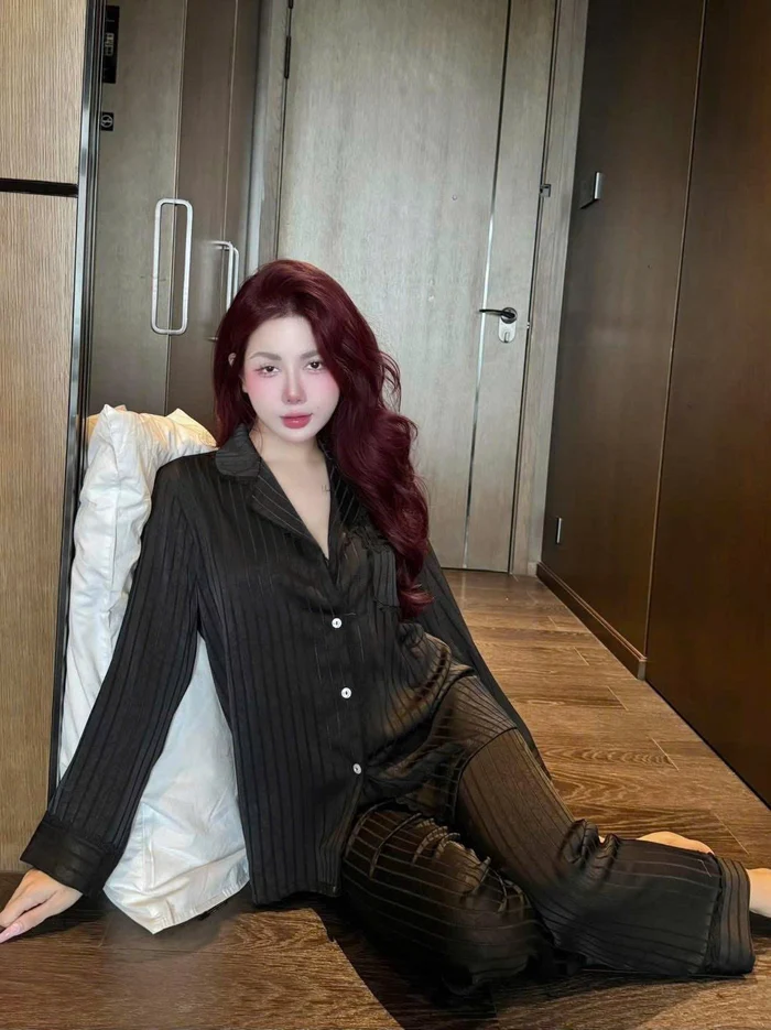 gái xinh mặc đồ ngủ đen