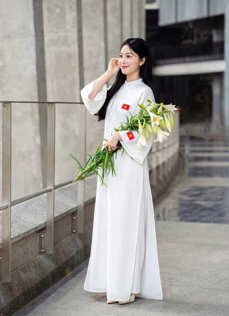 hình ảnh cô gái mặc áo dài trắng