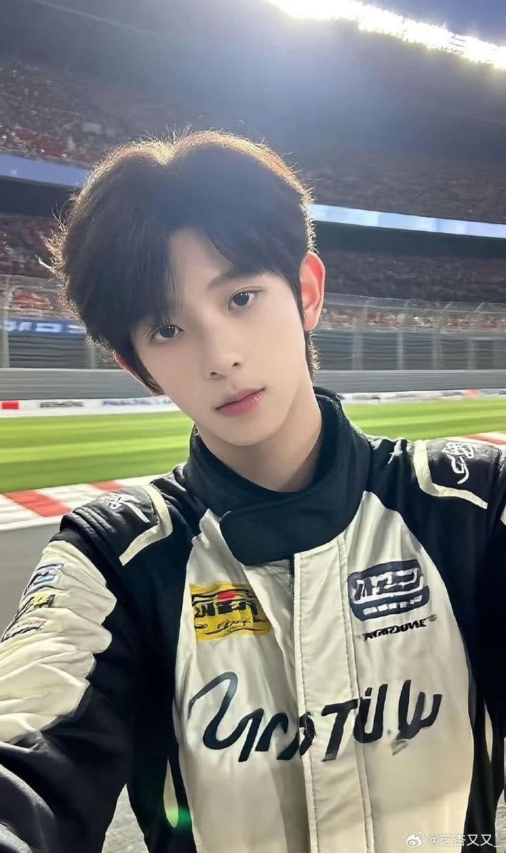 Bé trai đẹp tuổi mười ba