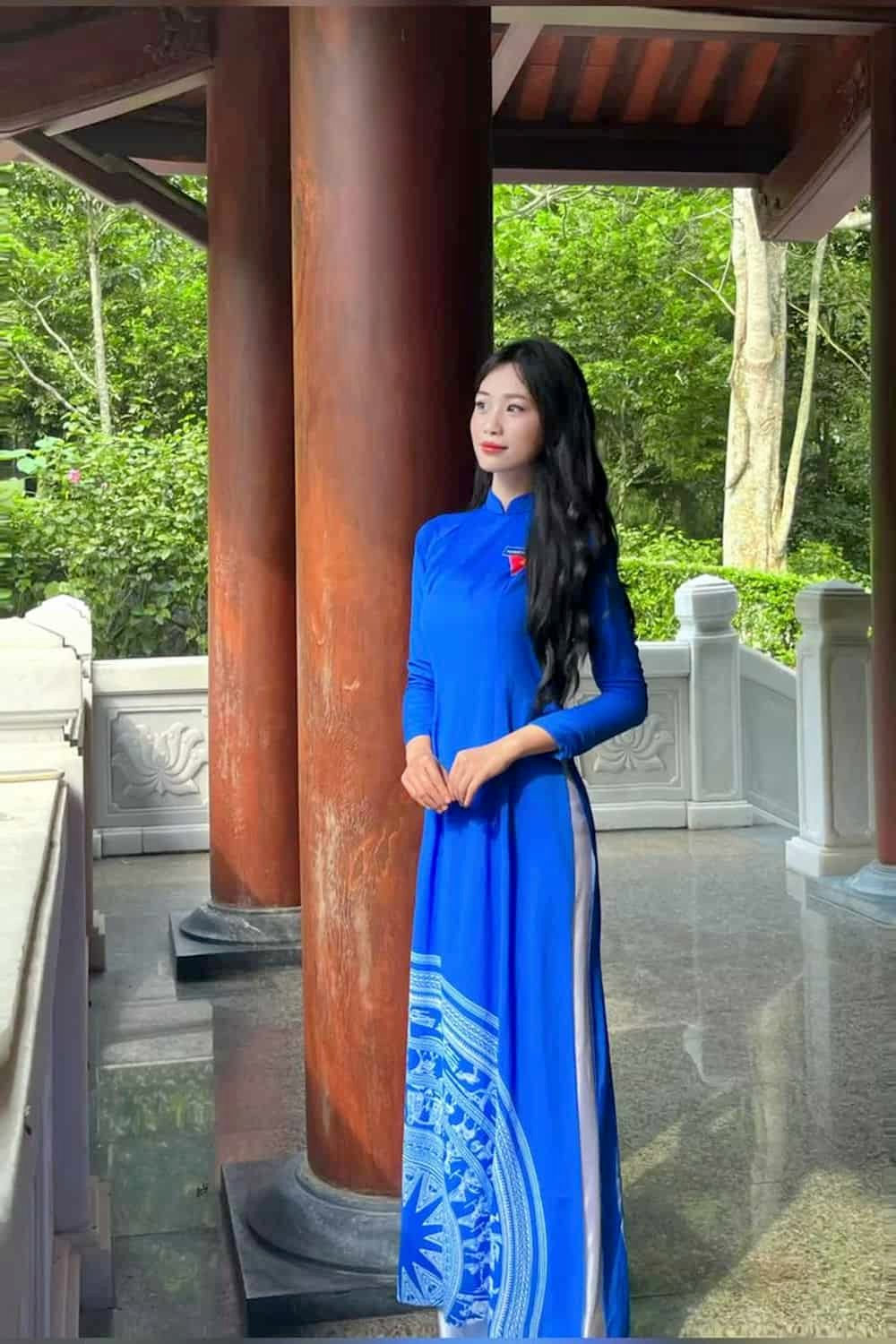 ảnh gái xinh mặc áo dài cuốn