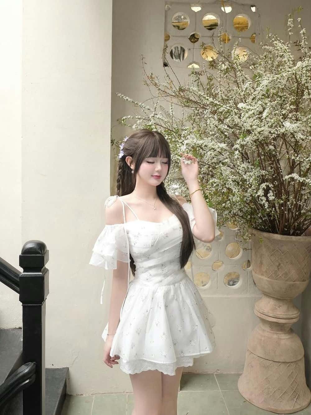 ảnh gái xinh mặc váy trắng dịu dàng