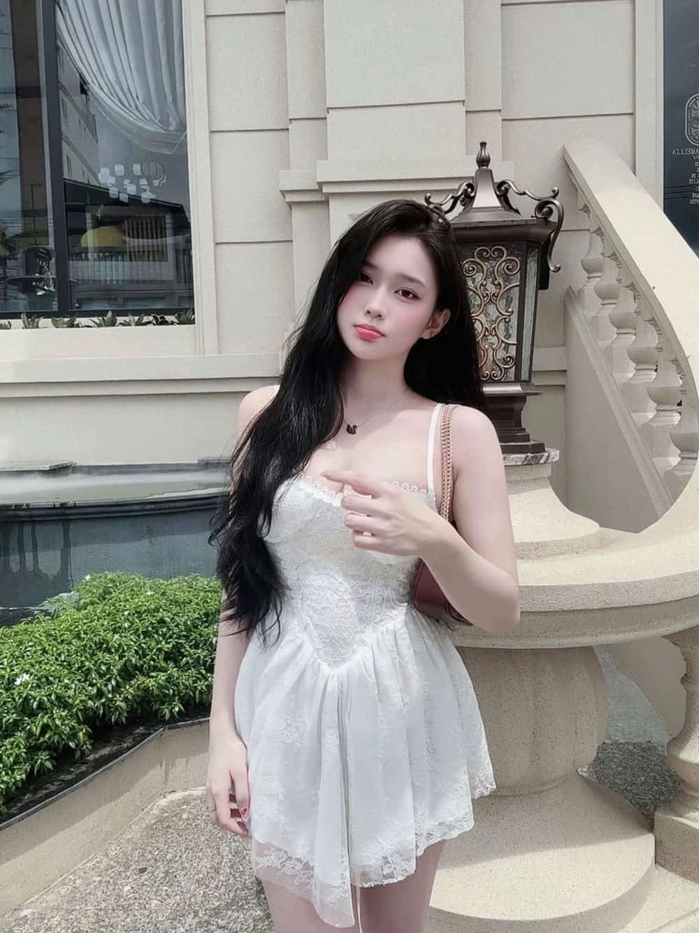 ảnh gái xinh mặc váy trắng sáng