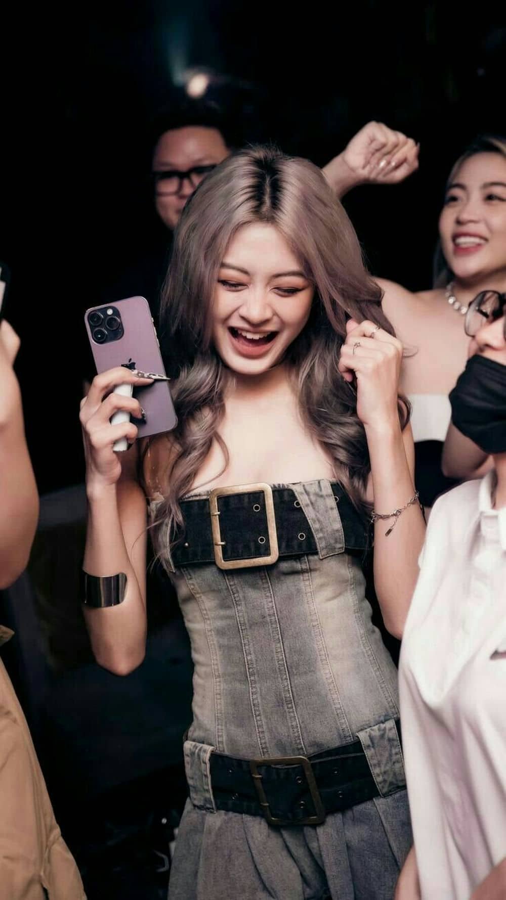 ảnh gái xinh quẩy bar