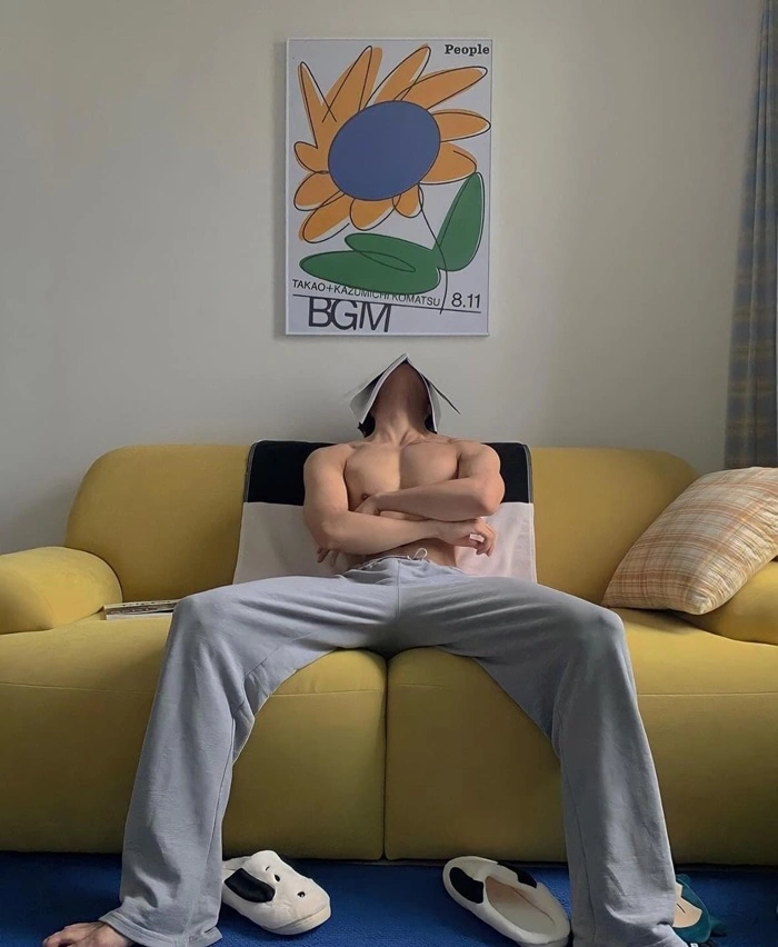 ảnh trai đẹp che mặt bằng vở