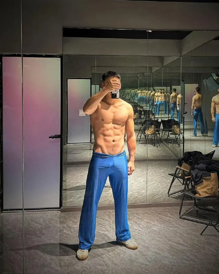 ảnh trai đẹp che mặt cơ bắp