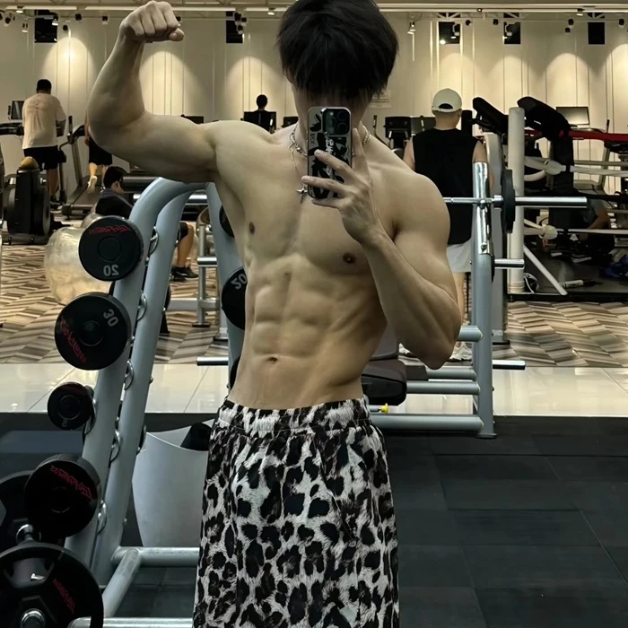 ảnh trai đẹp che mặt tập gym