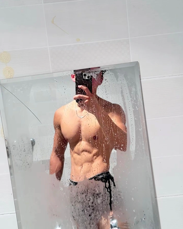 ảnh trai đẹp che mặt trước gương