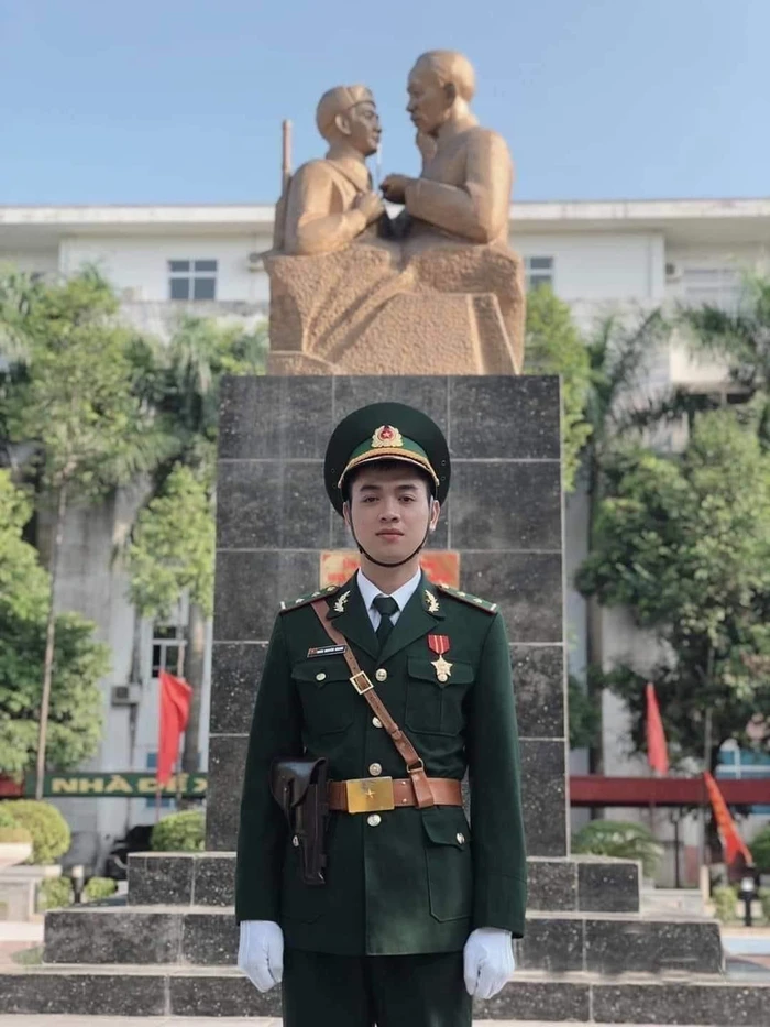 ảnh trai đẹp diễu binh ánh mắt tập trung