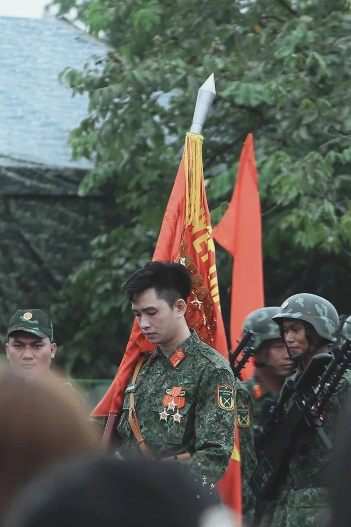 ảnh trai đẹp diễu binh biểu tượng sức trẻ