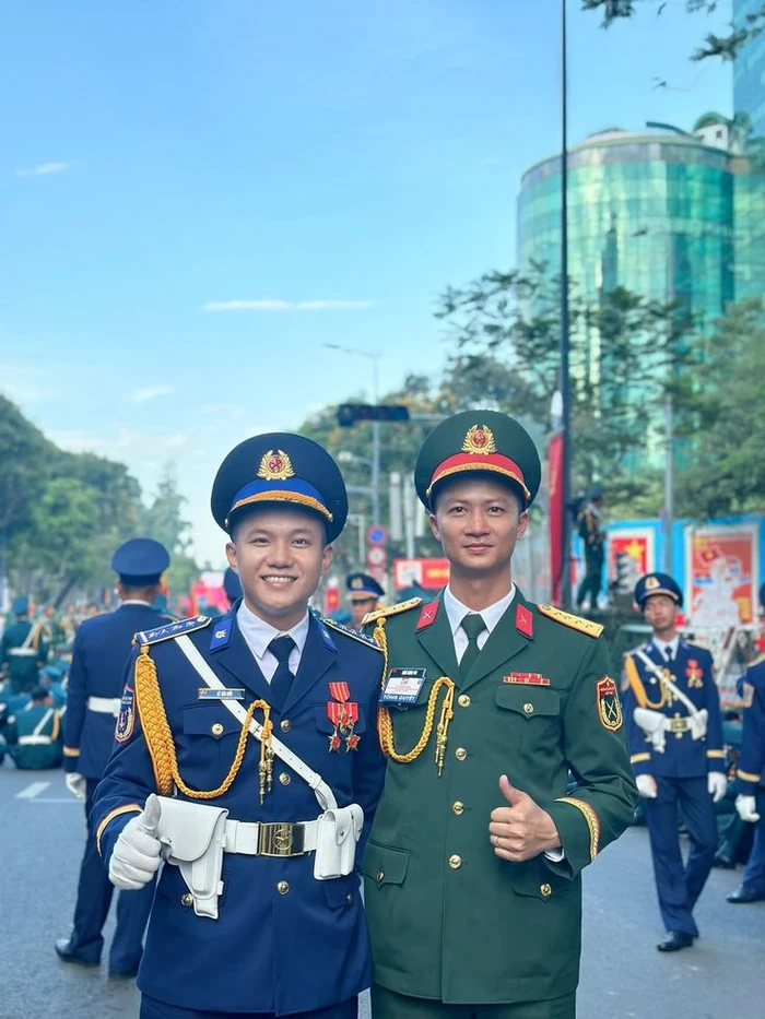 ảnh trai đẹp diễu binh bước đều