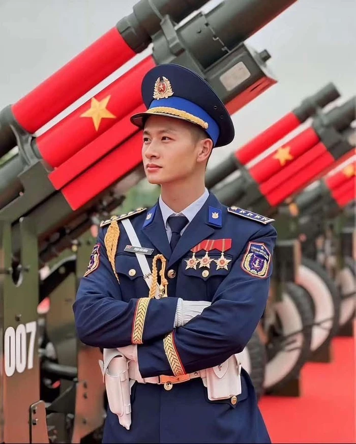 ảnh trai đẹp diễu binh bước đi dứt khoát