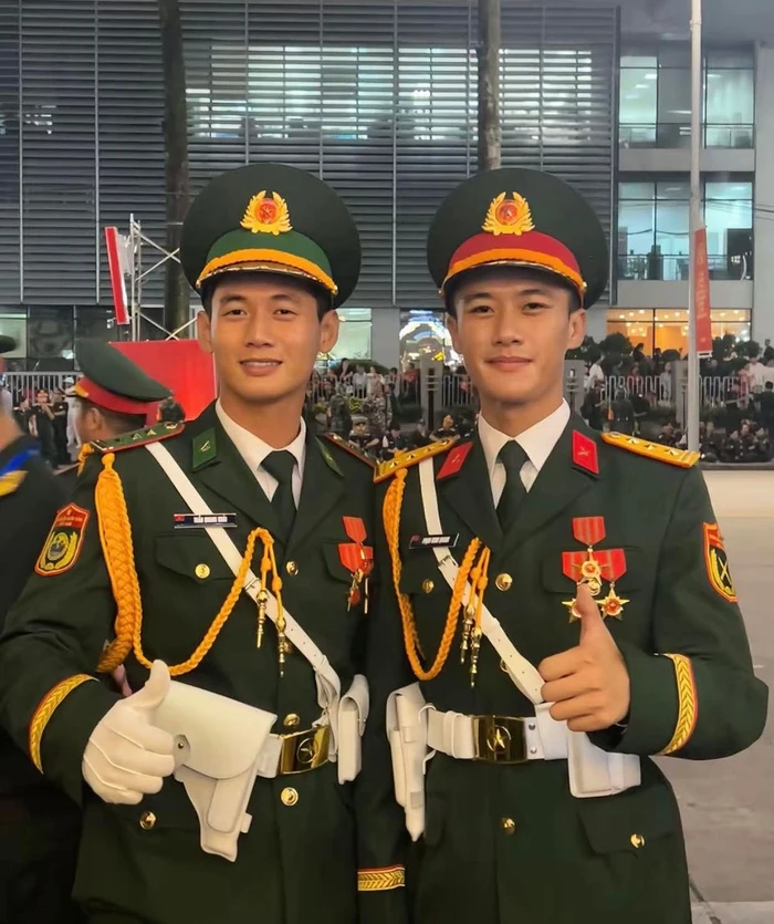 ảnh trai đẹp diễu binh giữa quảng trường