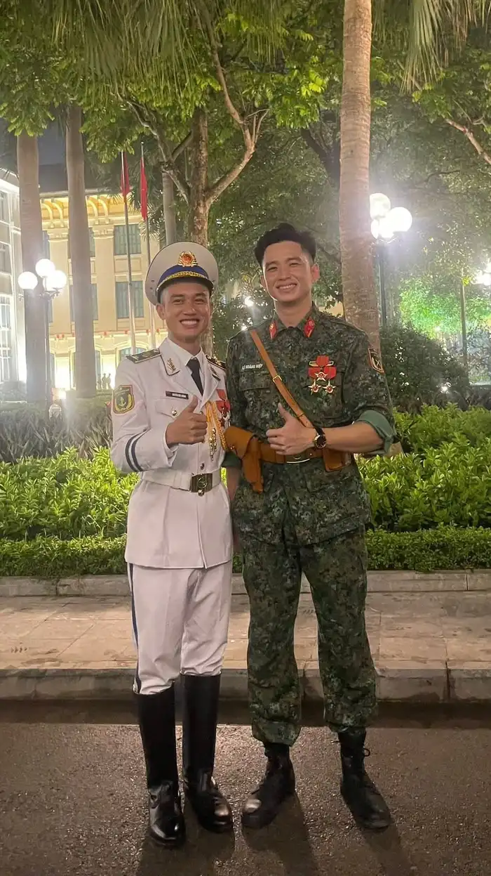 ảnh trai đẹp diễu binh kỷ luật