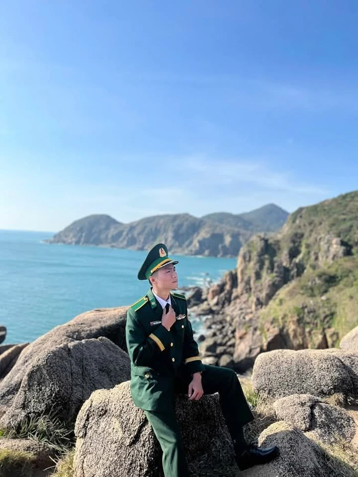 ảnh trai đẹp diễu binh mang niềm tự hào