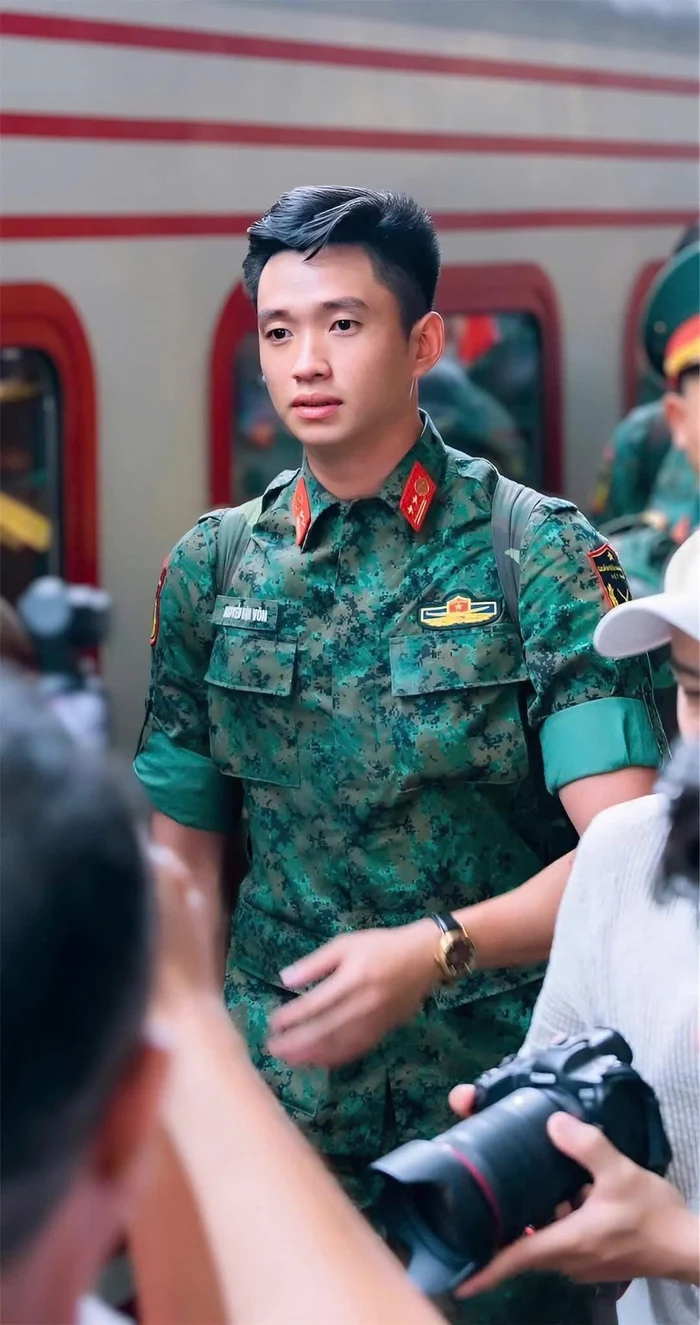 ảnh trai đẹp diễu binh nghiêm trang