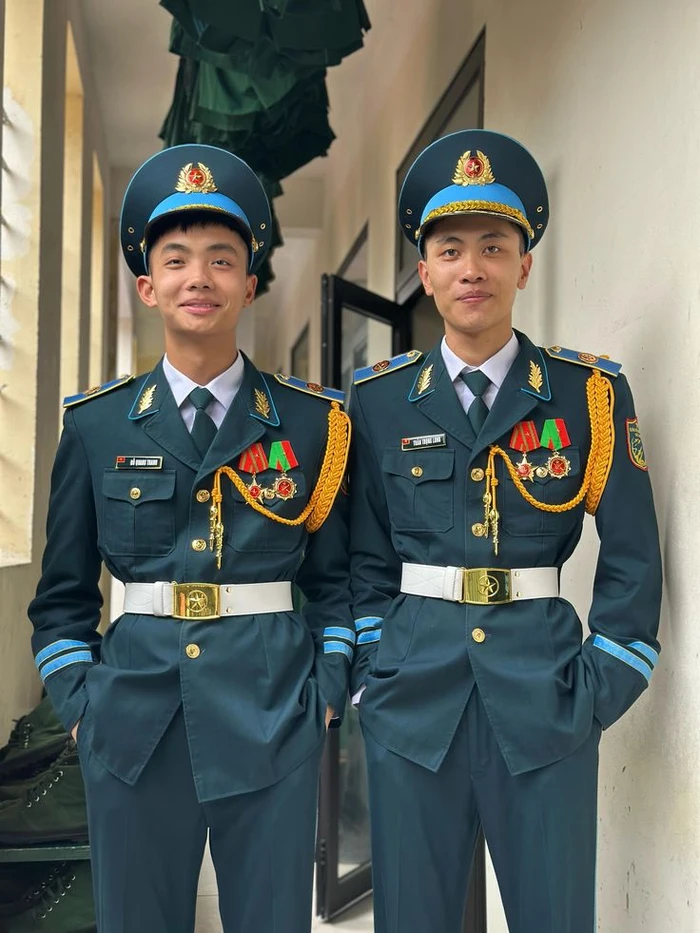 ảnh trai đẹp diễu binh nghiêm túc