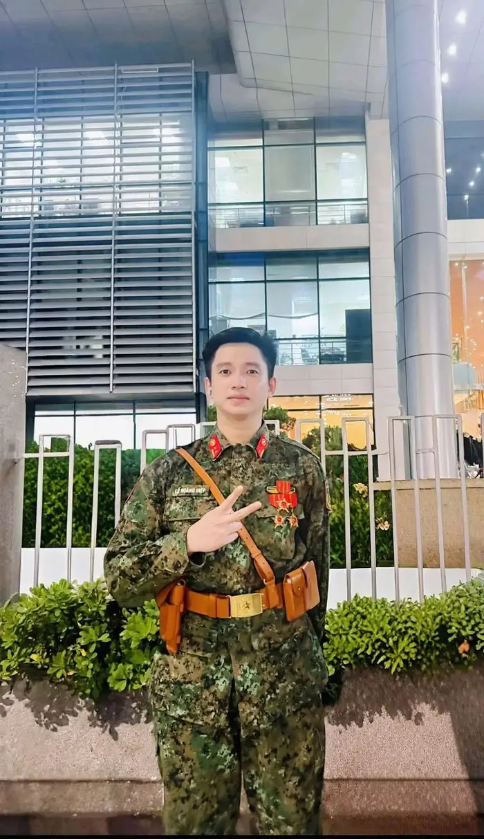 ảnh trai đẹp diễu binh tại sự kiện quốc gia