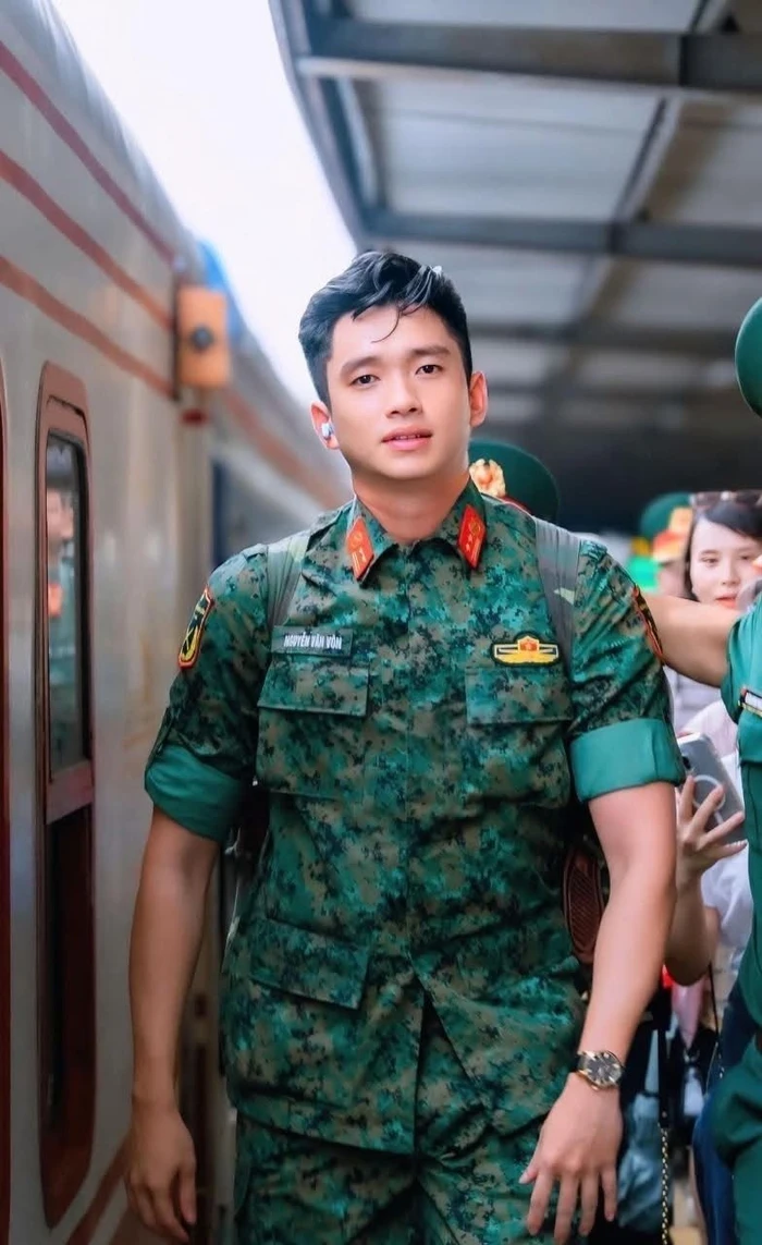 ảnh trai đẹp diễu binh trang nghiêm