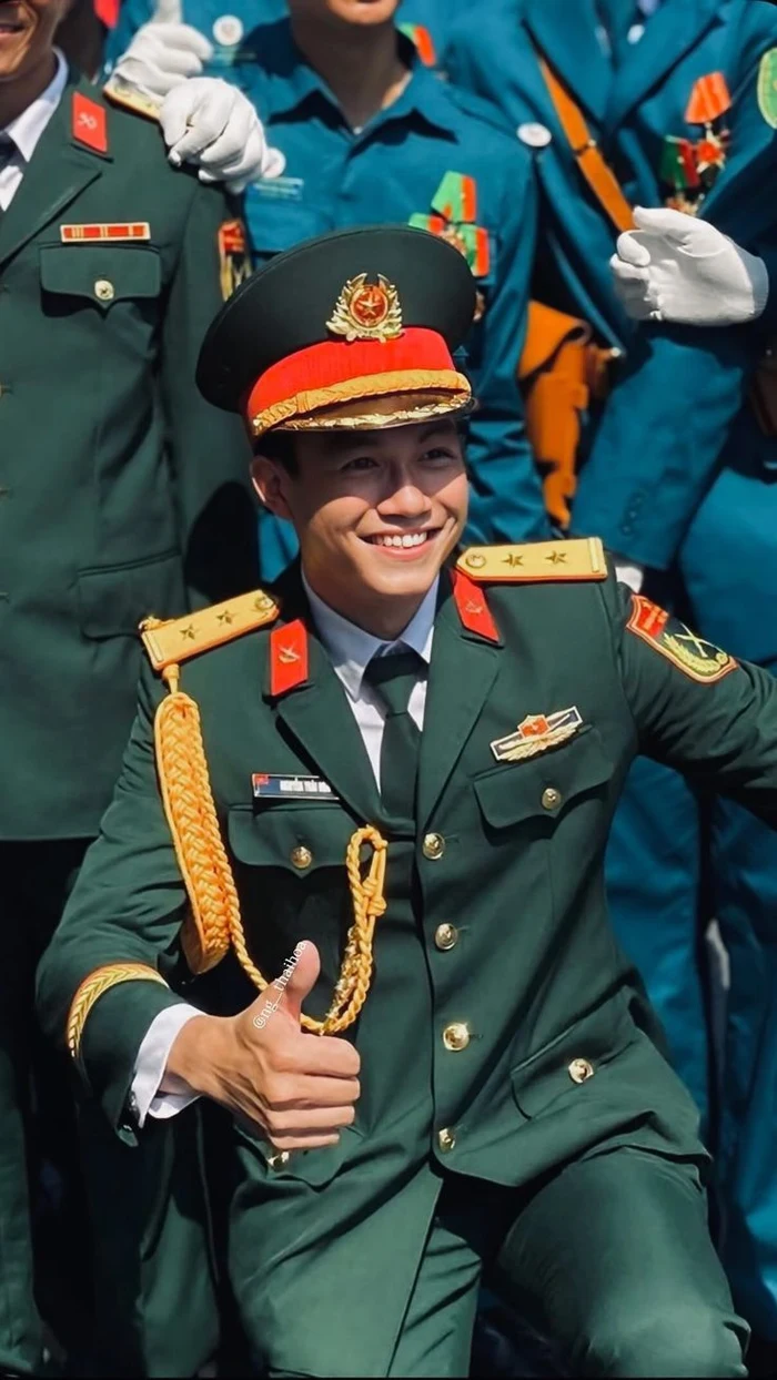 ảnh trai đẹp diễu binh với đồng đội