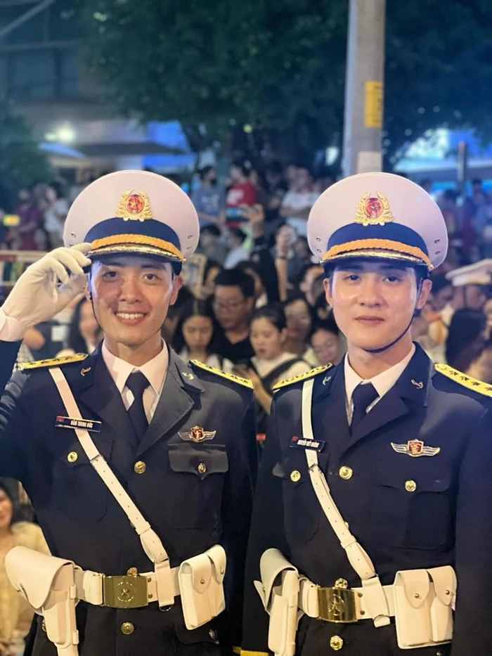 ảnh trai đẹp diễu binh