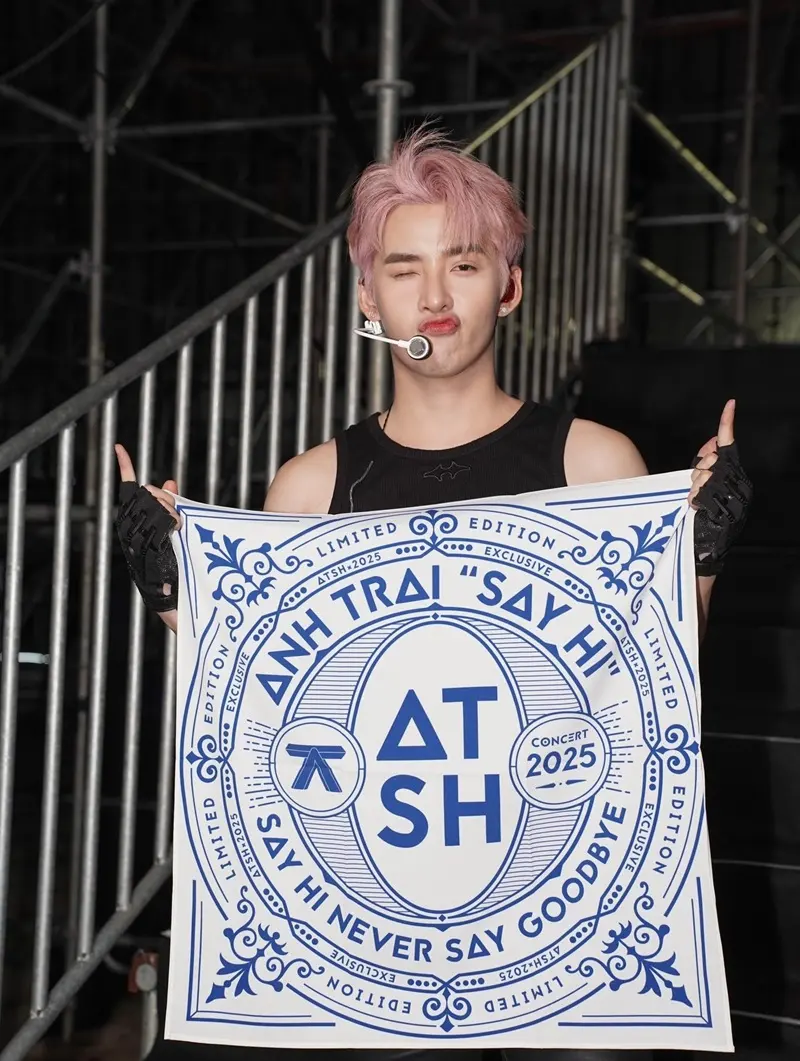 ảnh trai đẹp việt nam cầm cờ