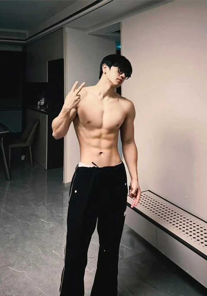 chàng trai 6 múi cuốn hút