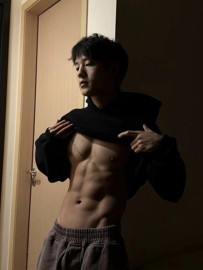 chàng trai 6 múi điển trai