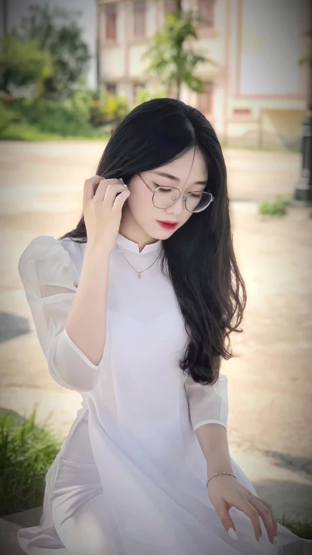 gái xinh e ấp áo dài trắng