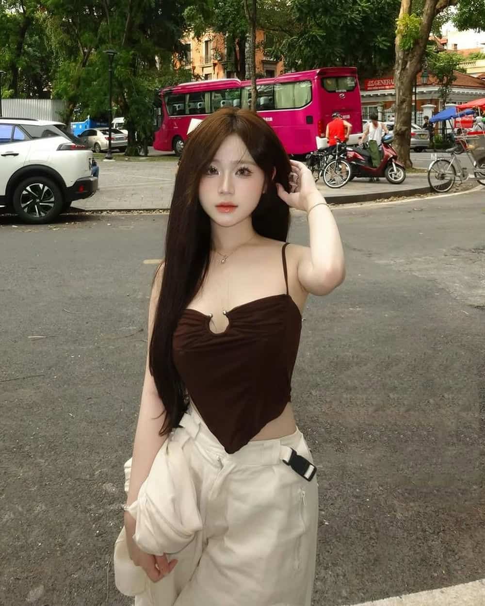 gái xinh mặc áo 2 dây cá tính