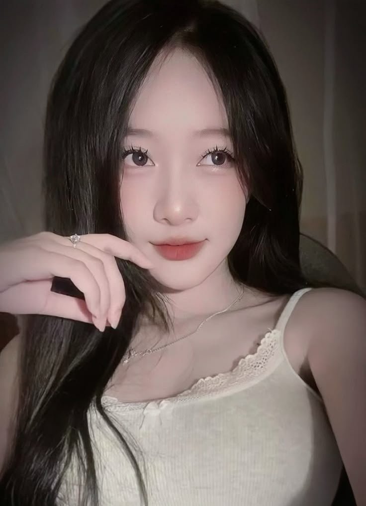 gái xinh mặc áo 2 dây nổi bật