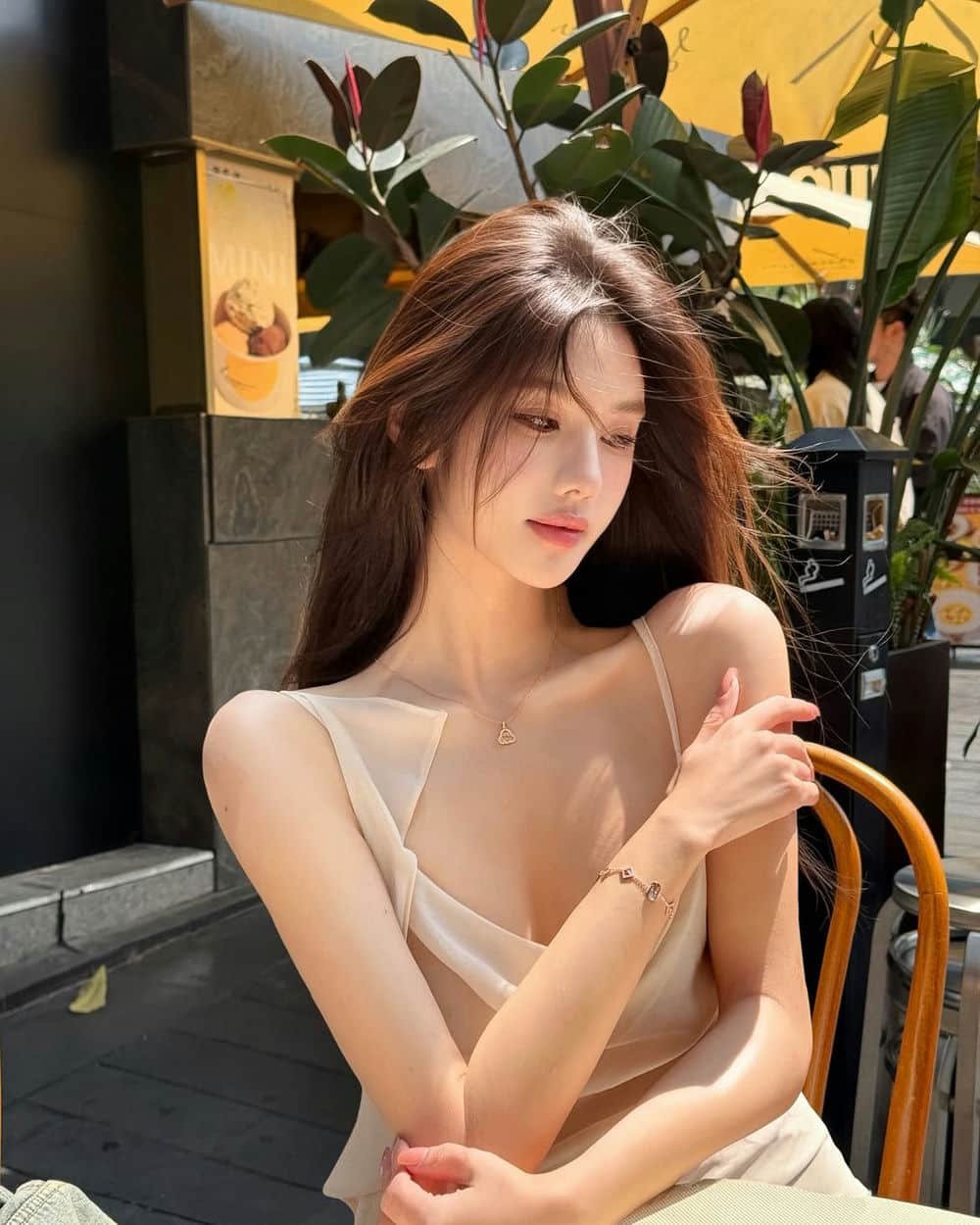 gái xinh mặc áo 2 dây quyến rũ