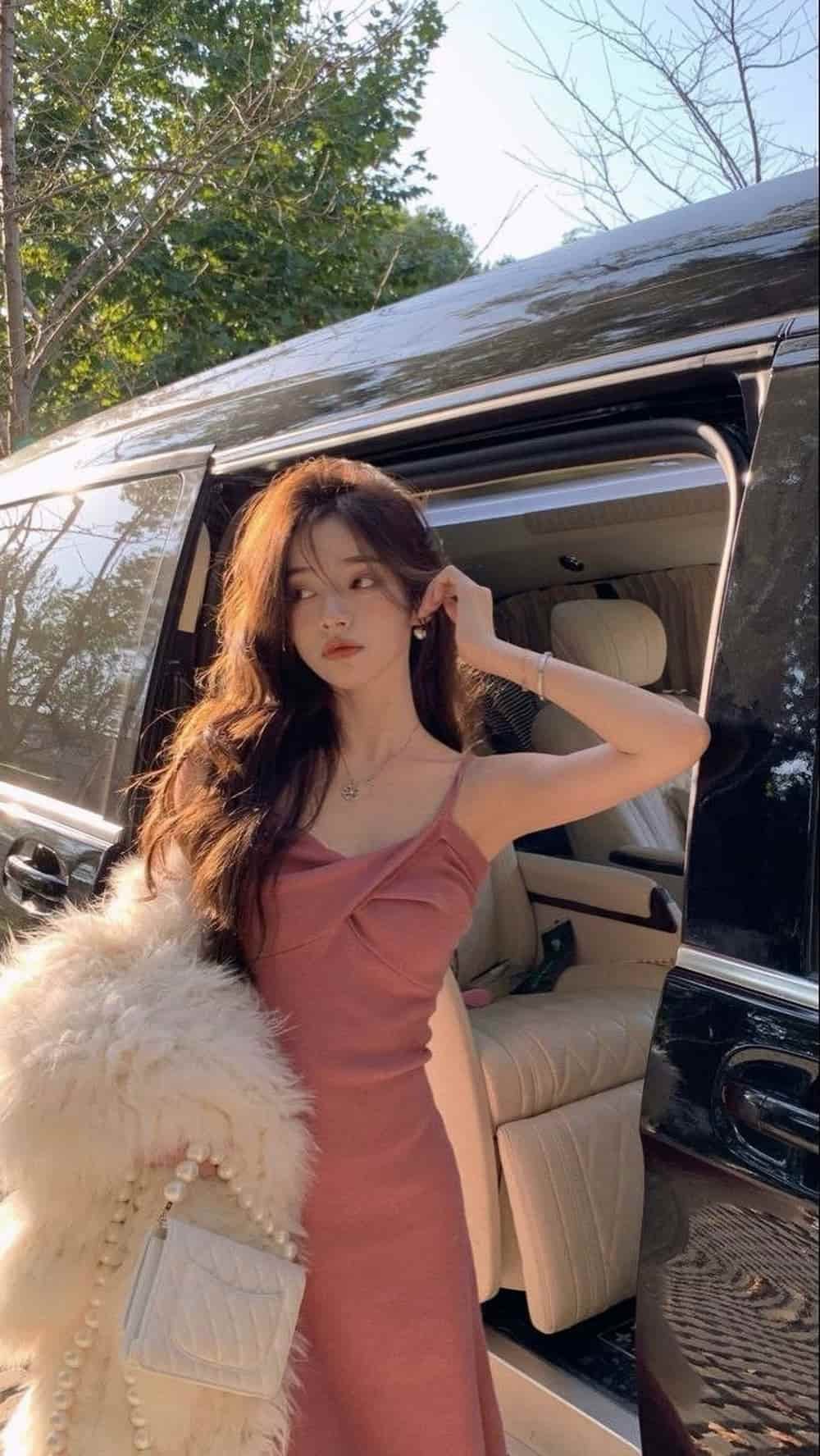 gái xinh mặc áo 2 dây rạng rỡ