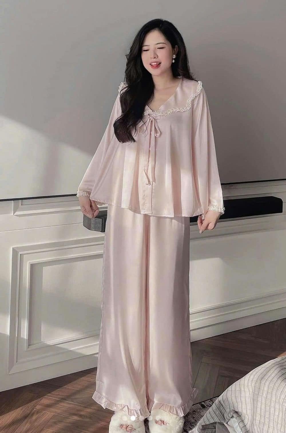 gái xinh mặc đồ ngủ rạng rỡ