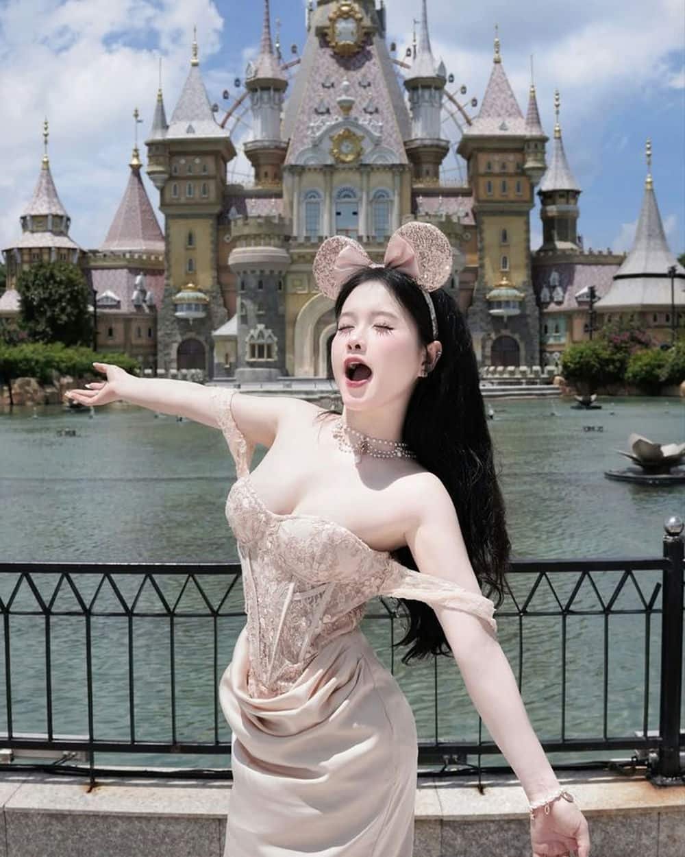 gái xinh mặc váy nhẹ nhàng