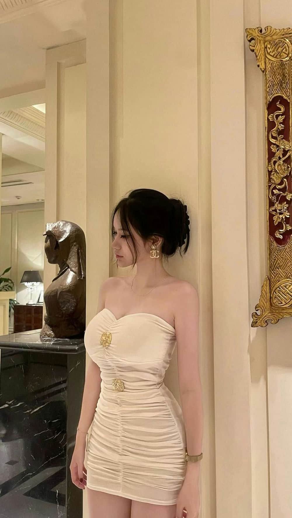 gái xinh mặc váy rạng rỡ