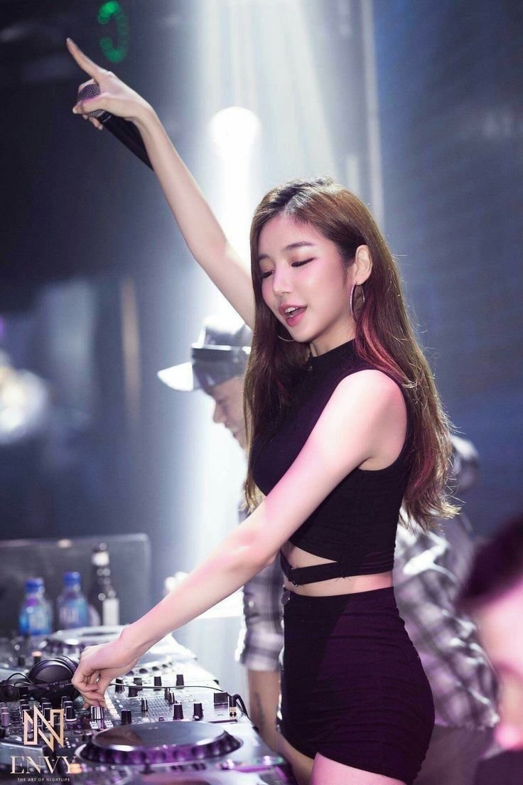 gái xinh quẩy bar cực sung