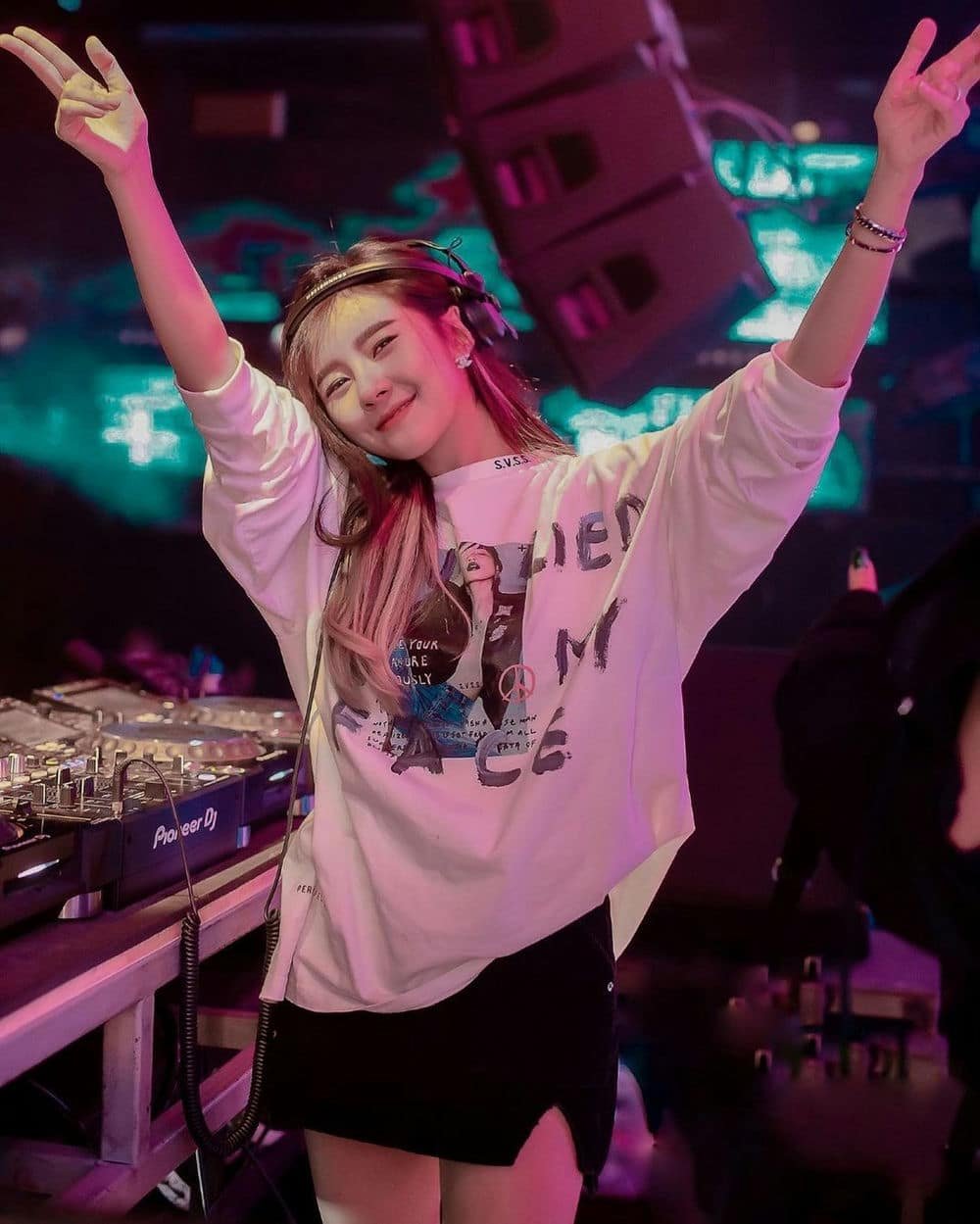 gái xinh quẩy bar đêm nay