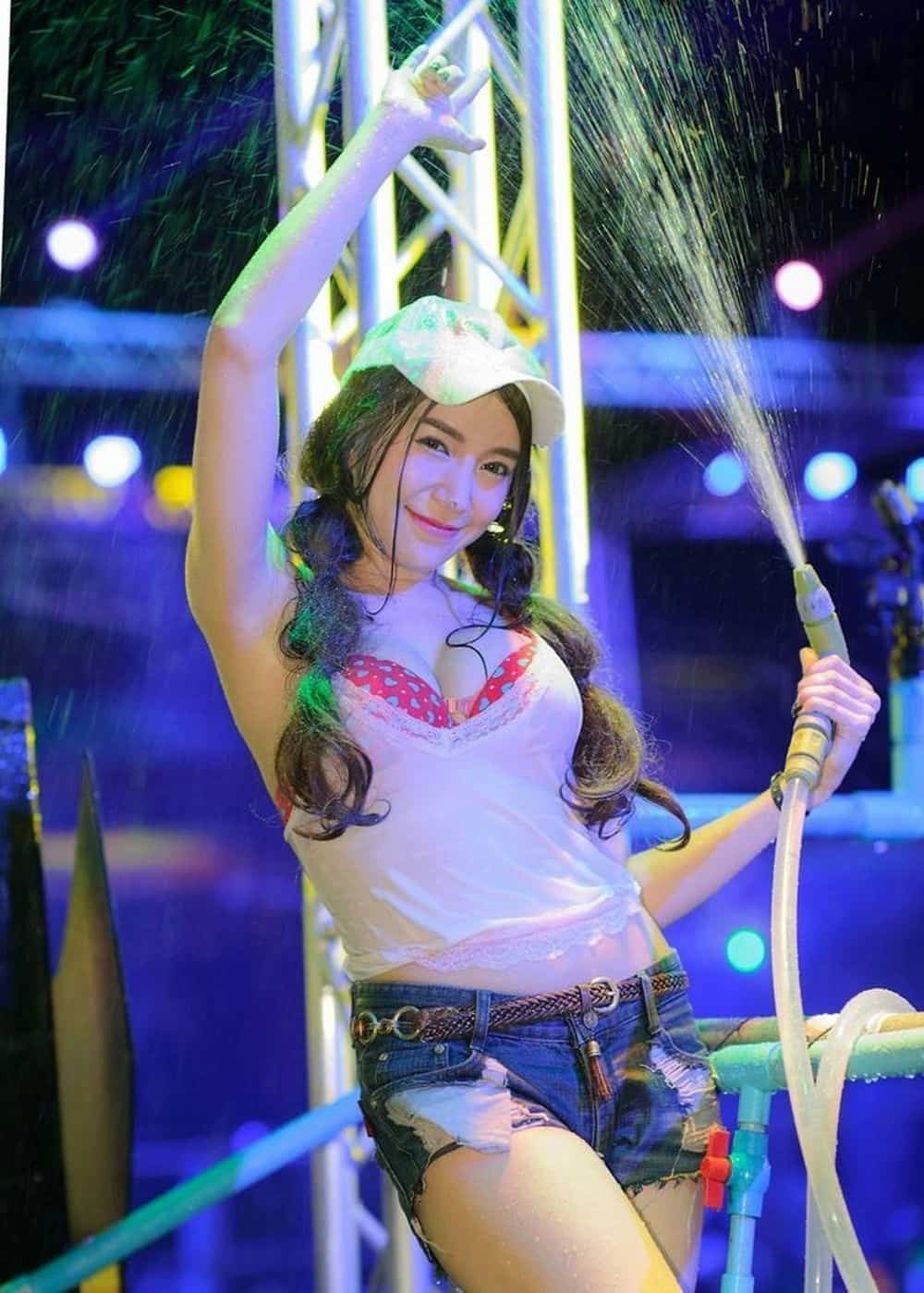 gái xinh quẩy bar hết mình